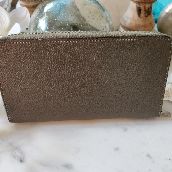 Celine Wallet in EUC...look at that crispy yellow interior! Gorgeous! $1,200 new - Picture 10 of 16